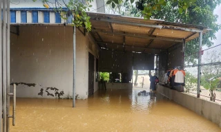 Nước sông Bùi tràn vào nhiều khu dân cư tại Chương Mỹ