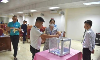 Người dân tham gia đấu giá quyền sử dụng đất ở tại huyện Mê Linh