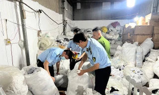 Hà Nội: Phát hiện ‘công xưởng’ sản xuất tất thể thao fake, thu giữ hàng chục nghìn đôi