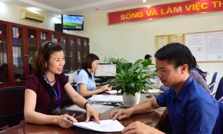 Cán bộ tại UBND phường Việt Hưng, quận Long Biên hướng dẫn người dân thực hiện thủ tục hành chính