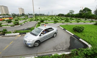 Học viên thực hành lái xe ô tô