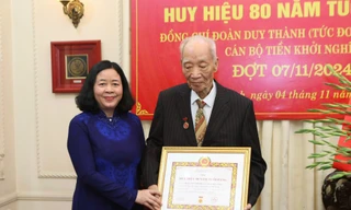 Trao Huy hiệu 80 năm tuổi Đảng tặng nguyên Phó Chủ tịch Hội đồng Bộ trưởng Đoàn Duy Thành