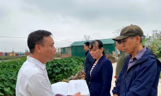 Cán bộ địa chính xã Tân Ước chỉ vị trí thửa đất trên sơ đồ cho vợ chồng ông Quỳnh.