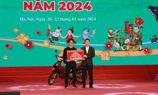 Nam công nhân may mắn bốc thăm trúng giải Đặc biệt là chiếc xe máy