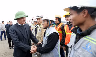 Bí thư Đinh Tiến Dũng thăm hỏi, động viên người lao động trên công trường