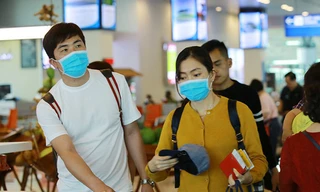 Người dân thực hiện đeo khẩu trang tại nơi công cộng