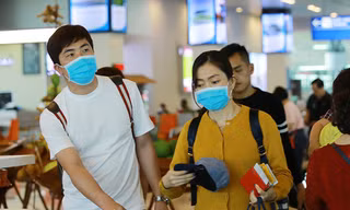 Người dân thực hiện đeo khẩu trang tại nơi công cộng