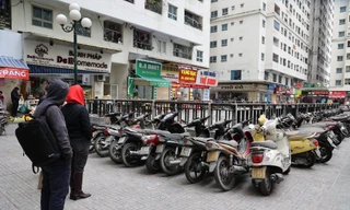 Số xe vô chủ được đưa lên sân chung cư để tìm chủ sở hữu