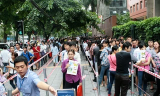 Thí sinh nộp hồ sơ thi tuyển vào Cục Thuế Hà Nội