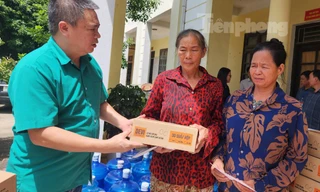 Tập đoàn DABACO Việt Nam và Báo Tiền Phong tặng quà bà con vùng ngập lũ Chương Mỹ