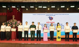 Chủ tịch thành phố Hà Nội tặng Bằng khen cho Báo Tiền Phong 