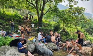 Khu vực ven suối trên núi Ba Vì được nhiều người lựa chọn nghỉ ngơi, cắm trại.