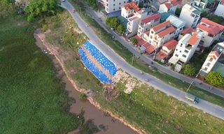 Cận cảnh tuyến đê Yên Nghĩa có 3 điểm sạt lở, hiện đang cấm phương tiện di chuyển