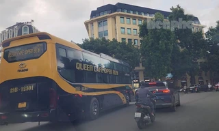 Xe 'hợp đồng' tung hoành nội đô, bất chấp giờ cấm