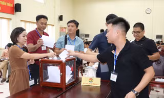 Các tổ chức, cá nhân trả giá tại phiên đấu giá