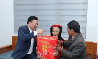 Bí thư Thành ủy Hà Nội Đinh Tiến Dũng tặng quà cho Mẹ Việt Nam Anh hùng Bùi Thị Nhuần, xã Đặng Xá, huyện Gia Lâm dịp Tết Nguyên đán Quý Mão.