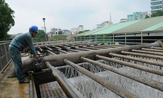 Nhân viên vận hành nhà máy nước Yên Phụ