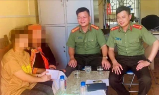 Công an tỉnh Lai Châu thăm hỏi, chia sẻ với gia đinh T. 