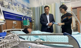 Đại diện Sở LĐTB&XH Hà Nội trao hỗ trợ khẩn cấp của thành phố đến nạn nhân và gia đình