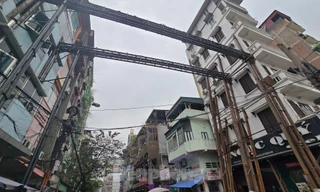 Hà Nội: Cận cảnh khung thép 'khủng' vắt ngang đường để gia cố nhà