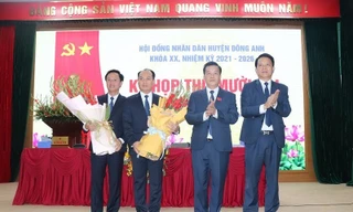 Đại diện lãnh đạo huyện Đông Anh chúc mừng ông Nguyễn Anh Dũng (thứ 2 từ trái sang) và ông Hoàng Hải Đăng (ngoài cùng bên trái).