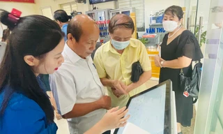 Công chức quận Ba Đình hướng dẫn người dân thực hiện dịch vụ công trực tuyến