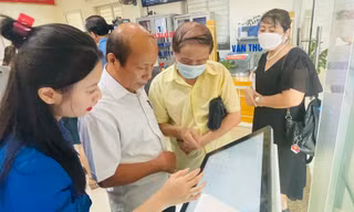 Công chức quận Ba Đình hướng dẫn người dân thực hiện dịch vụ công trực tuyến