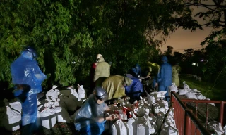 Hà Nội: Gần 1.000 người xuyên đêm khắc phục sự cố tràn và sạt đê ở Thanh Trì