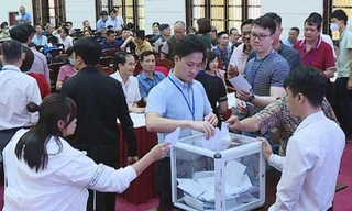 Người dân tham gia đấu giá quyền sử dụng đất tại quận Hà Đông