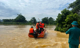Cố lái xe qua đường ngập, người đàn ông tại Hà Nội bị nước cuốn mất tích