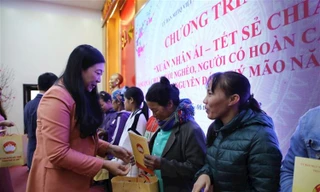 Lãnh đạo TP.Hà Nội trao tặng quà cho các gia đình khó khăn nhân dịp Tết Nguyên đán Quý Mão.