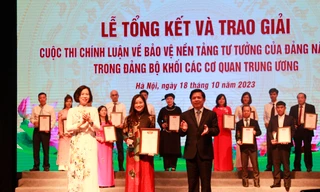 Ban tổ chức trao giải cho các tác giả đạt giải