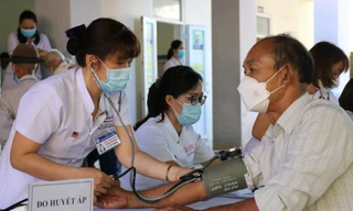 Các y bác sĩ khám bệnh cho nhân dân