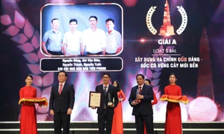 Thủ tướng Chính phủ Phạm Minh Chính và Trưởng Ban Tuyên giáo T.Ư Nguyễn Trọng Nghĩa trao Giải A cho đại diện nhóm tác giả báo Tiền Phong. (Ảnh: Như Ý)