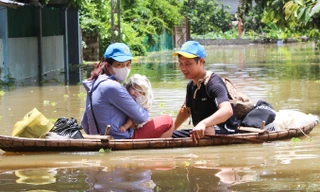 Hà Nội: Nhiều gia đình chèo thuyền, bồng bế con nhỏ di tản khỏi vùng lũ