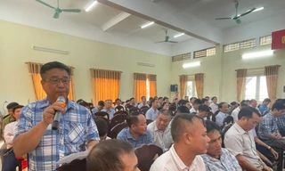 Cử tri phát biểu tại buổi tiếp xúc cử tri của Tổ đại biểu HĐND TP. Hà Nội, Đơn vị bầu cử số 17 ở huyện Phú Xuyên (Hà Nội)