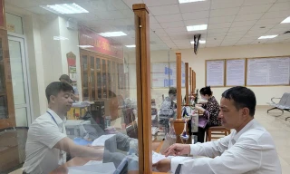 Đề xuất mức thu nhập tăng thêm 'khác biệt' cho cán bộ hoàn thành xuất sắc nhiệm vụ