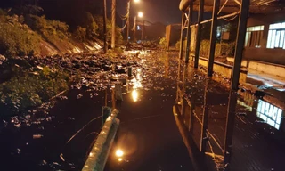 Bùn thải của Khu LHXLCT Nam Sơn bị tràn ra ngoài. 