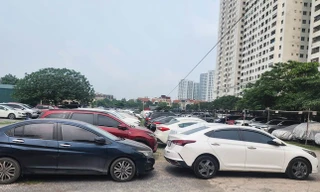 Bãi đất dự án ở Khu đô thị Linh Đàm, quận Hoàng Mai chưa triển khai hiện là bãi xe lậu