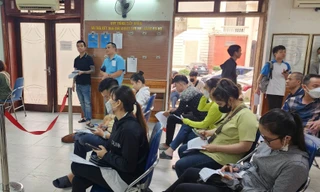 Người dân chờ làm thủ tục cấp Phiếu lý lịch tư pháp tại Hà Nội