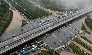 Khu vực hầm chui Đại lộ Thăng Long bị ngập do mưa lớn