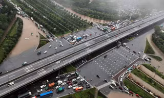 Khu vực hầm chui Đại lộ Thăng Long bị ngập do mưa lớn