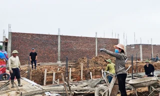 Người dân xây dựng nhà ở tại khu tái định cư thôn Nội Đồng, xã Đại Thịnh, huyện Mê Linh.