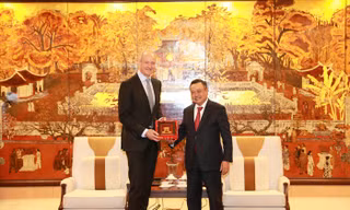 Chủ tịch Trần Sỹ Thanh (bên phải) tặng quà lưu niệm cho ông Roland Busch