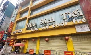 Trước cửa Nhà sách Tiến Thọ đã đặt biển cảnh báo của phường Thanh Xuân Trung, thông báo cơ sở không đủ điều kiện an toàn PCCC.