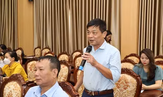 Cử tri phát biểu trong buổi tiếp xúc với Tổ Đại biểu HĐND TP. Hà Nội ngày 12/6.