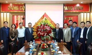 Chủ tịch UBND TP. Hà Nội Trần Sỹ Thanh (thứ 4 từ trái sang) chúc mừng các y, bác sĩ, Ban Bảo vệ, chăm sóc sức khỏe cán bộ Trung ương.