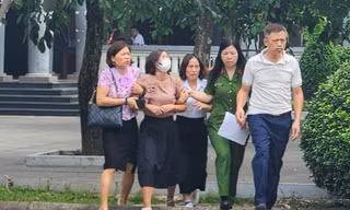 Người thân khóc ngất khi nhận diện thi thể nạn nhân vụ cháy ở Trung Kính 