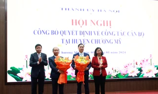 Lãnh đạo Thành ủy, UBND TP. Hà Nội chúc mừng các ông Nguyễn Đình Hoa và Nguyễn Anh Đức được điều động, giao nhiệm vụ mới