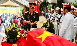 Trung tướng Hoàng Khánh Hưng làm lễ an táng liệt sỹ